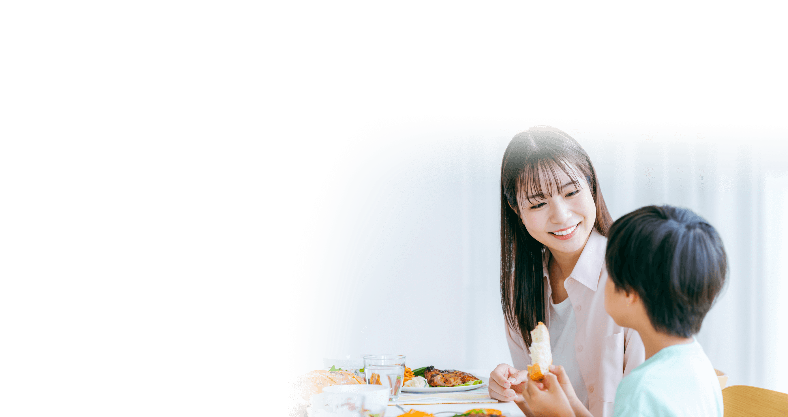 食事を楽しむ親子