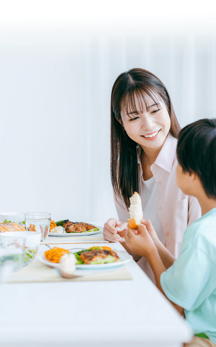 食事を楽しむ親子
