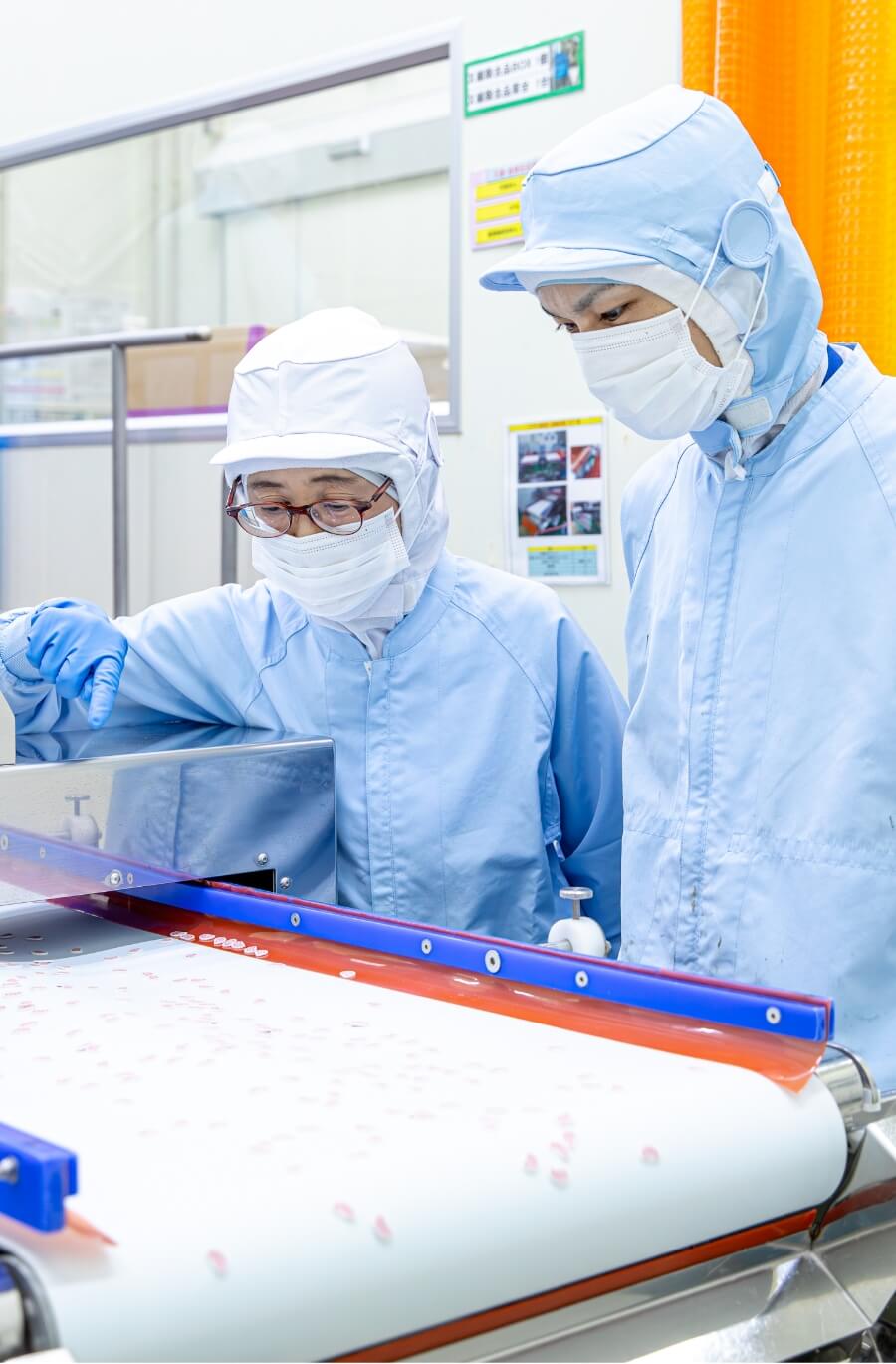 生産ラインを確認する作業員たち