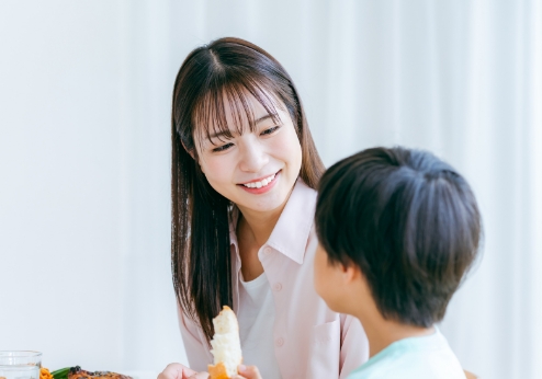 親子で食事を楽しむ様子