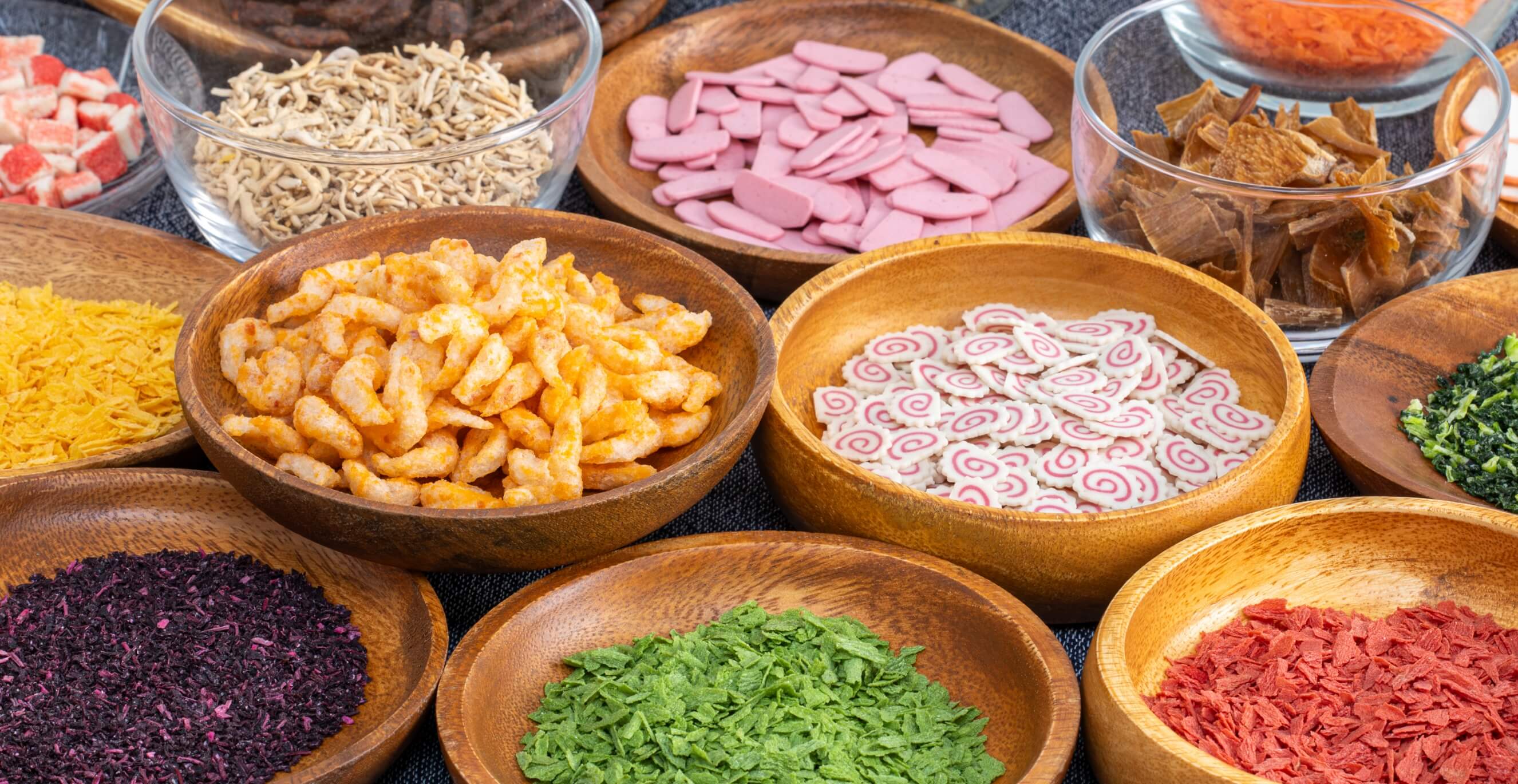 テーブルに並ぶ乾燥食品