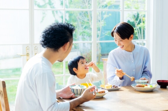 食事をとっている家族